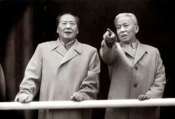 偉人與香菸：毛澤東、鄧小平、劉少奇的吸菸趣事