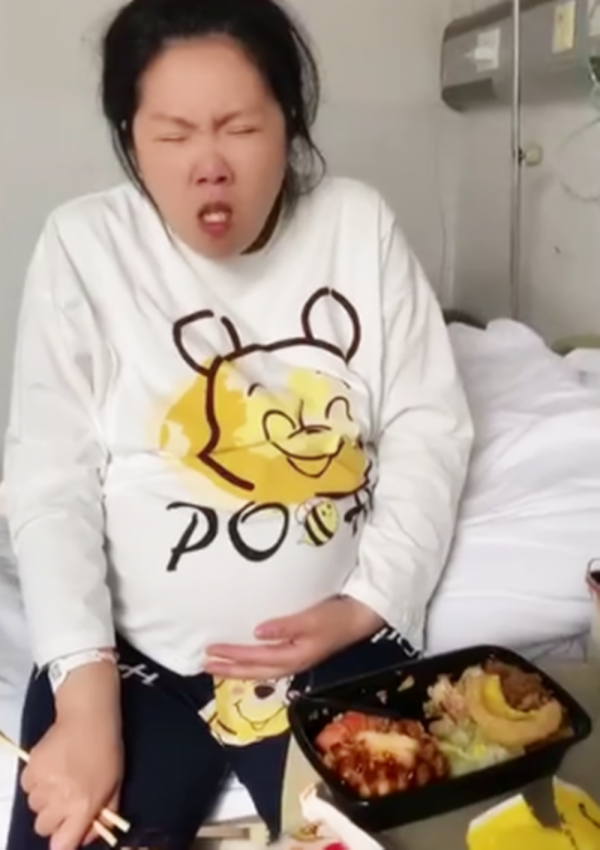 產婦上一秒宮縮疼得表情扭曲，下一秒卻畫風突變：疼也不忘記吃