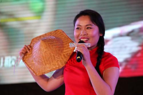 被質疑落魄街頭賣葡萄的“草帽姐”徐桂花,打了多少人的臉? 被質疑落魄街頭賣葡萄的“草帽姐”徐桂花,打了多少人的臉?