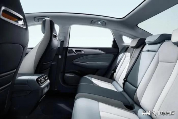 預算15萬左右，這兩款純電家轎怎麼選？舒適和操控都有