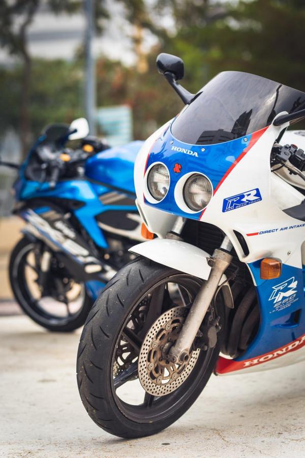 舊時代的本田CBR250RR與新時代的川崎ZX25R摩托車對決測評