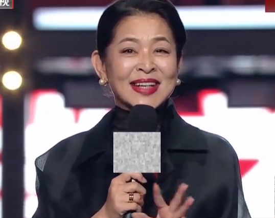 62歲倪萍久違出山央視派頭足！穿全黑造型超霸氣，瘦了美回巔峰