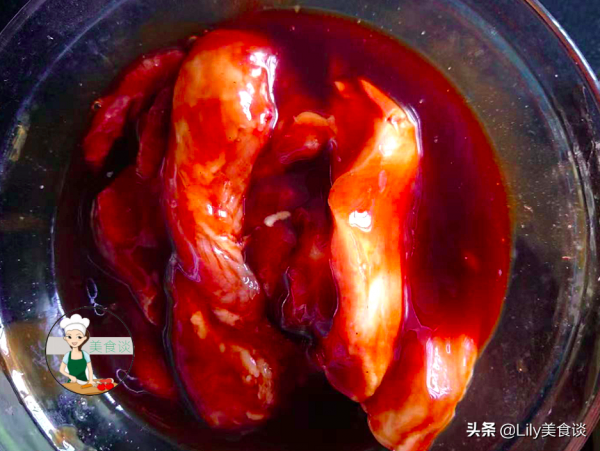 把豬肉放進電飯鍋裡，不加一滴水，越燜越香，吃一次念念不忘