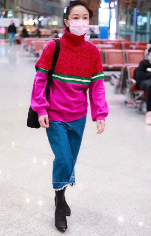 周迅的時尚看不懂,毛衣只穿“上半截”,雖然有些彆扭,卻挺時髦 周迅的時尚看不懂,毛衣只穿“上半截”,雖然有些彆扭,卻挺時髦