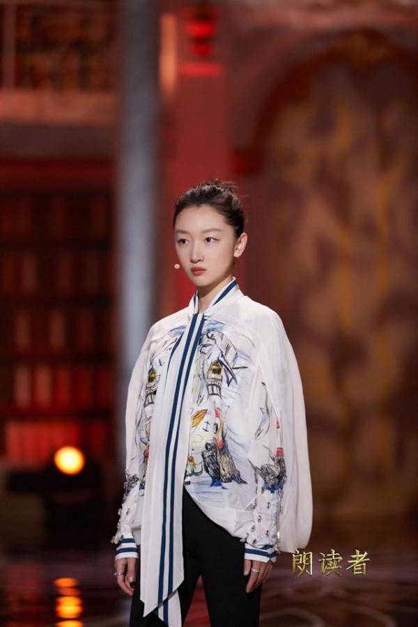 周冬雨霸氣上央視！眼神太有藝術家氣質，穿斗篷披肩搶眼時尚風格