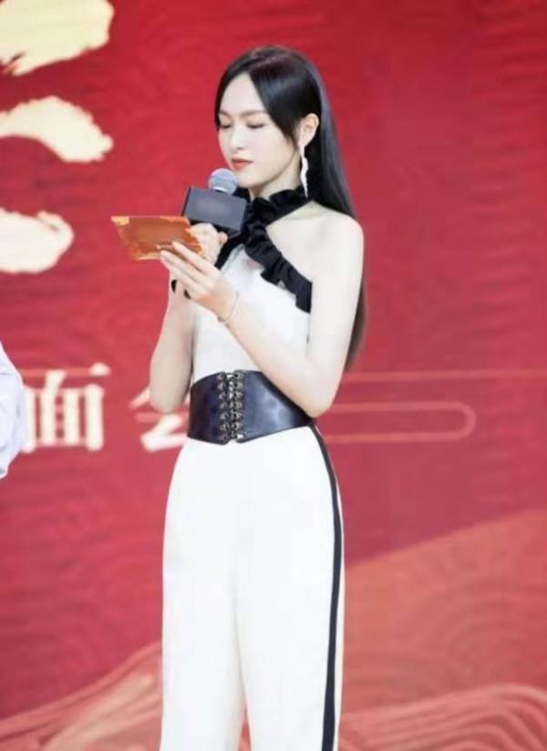 75年的佘詩曼根本不用扮嫩，與小8歲的唐嫣同框似同齡，氣質驚豔