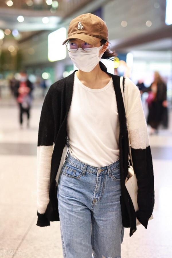 趙今麥個性穿搭,拼色開衫配破洞牛仔褲,簡約有活力,吸引力十足 趙今麥個性穿搭,拼色開衫配破洞牛仔褲,簡約有活力,吸引力十足