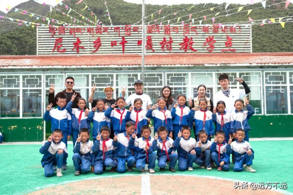 摩旅西藏的路上，我們闖入西藏小學，幹了件麼麼噠的事