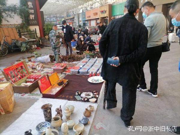 在義烏收藏品市場集市上，既能與藏品邂逅，又可與藏友相逢