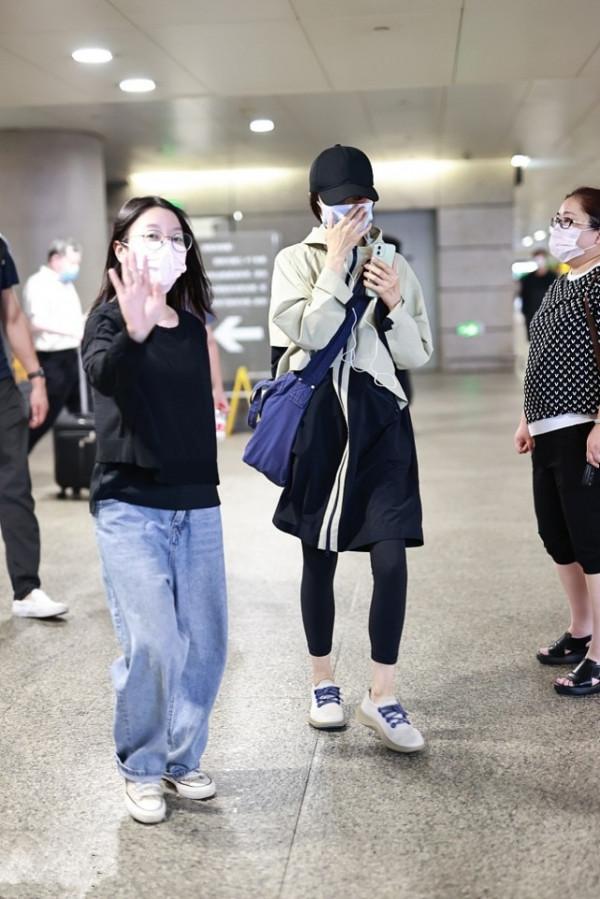 袁泉出現在機場，穿高領夾克下搭小腳健身褲，是怎麼保持身材的？