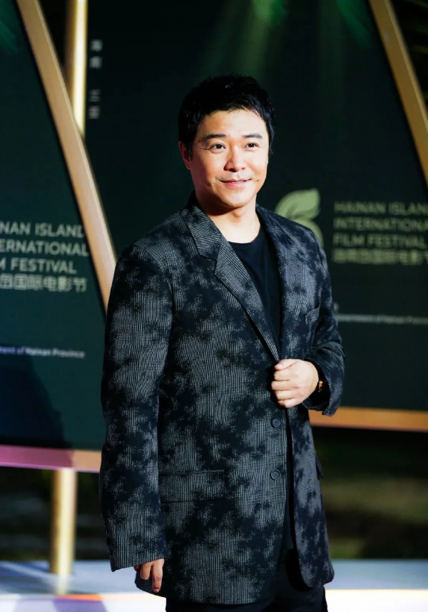 發腮禿頭、酒糟鼻、大肚腩，還有塑膠僵臉，中年男星的辣眼震撼