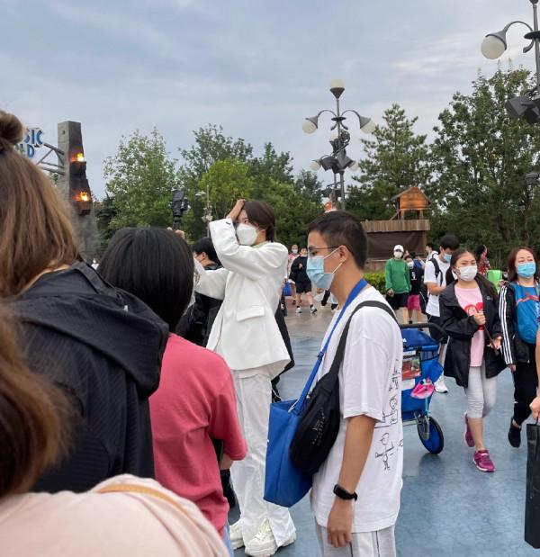 盤點環球影城偶遇明星生圖,白敬亭似商務精英,林依輪兼職賣貨? 盤點環球影城偶遇明星生圖,白敬亭似商務精英,林依輪兼職賣貨?