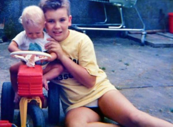 國外男子因娘娘腔，從小就受人欺負，19歲時醫生告訴他：你是女孩