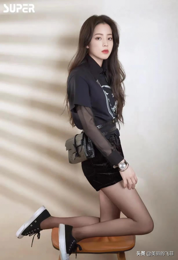 美麗的女孩，關曉彤和歐陽娜娜，誰更具有氣質呢