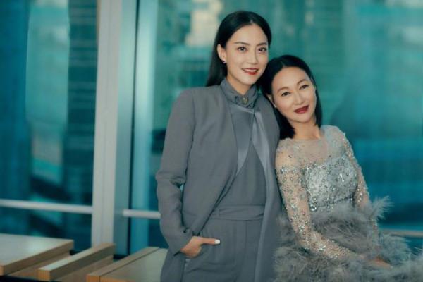 霍汶希氣質太好了，穿灰色大衣套裝乾淨酷颯，職場風味濃郁