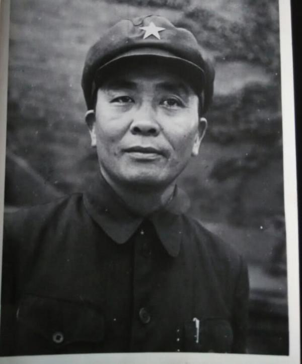 他18歲迎娶陳賡妹妹，愛妻病逝後多年不娶，55年被授予大將軍銜