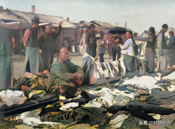 晚清老照片:男子扛著銅錢逛街,妃子樣貌醜,老虎被眾人圍觀 晚清老照片:男子扛著銅錢逛街,妃子樣貌醜,老虎被眾人圍觀