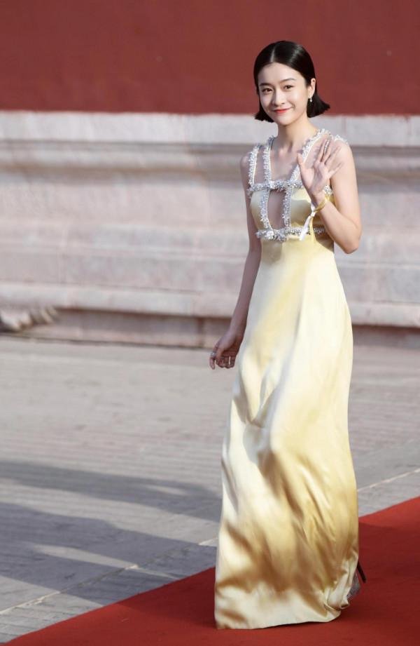 張雪迎打扮得好成熟啊，加上要命的髮型，不多看兩眼認不出