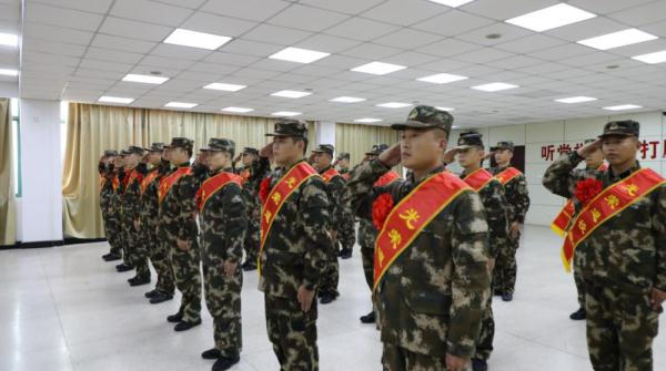 又到退伍季,這些鐵骨硬漢們哭了 又到退伍季,這些鐵骨硬漢們哭了