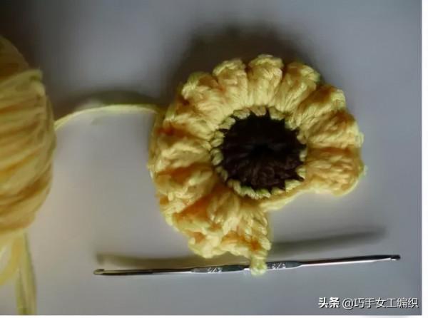 這朵向日葵超級美，學會鉤一朵就能拼出驚豔的被子與坐墊