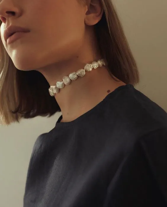 不是上了年紀才戴珍珠，年輕人現在也愛它