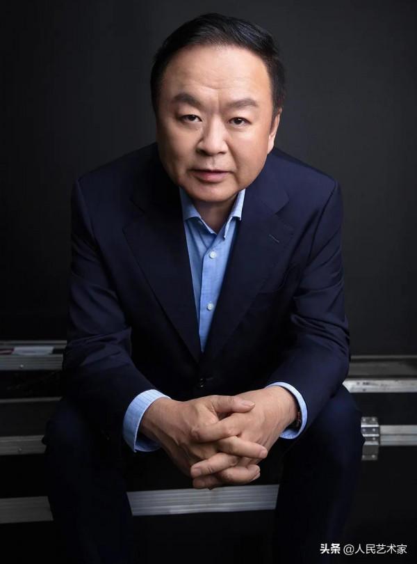 他從美工成為導演，拍出了《公雞打鳴母雞下蛋》《歷史的天空》《搭錯車》《甜蜜蜜》等多部經典電影電視作品