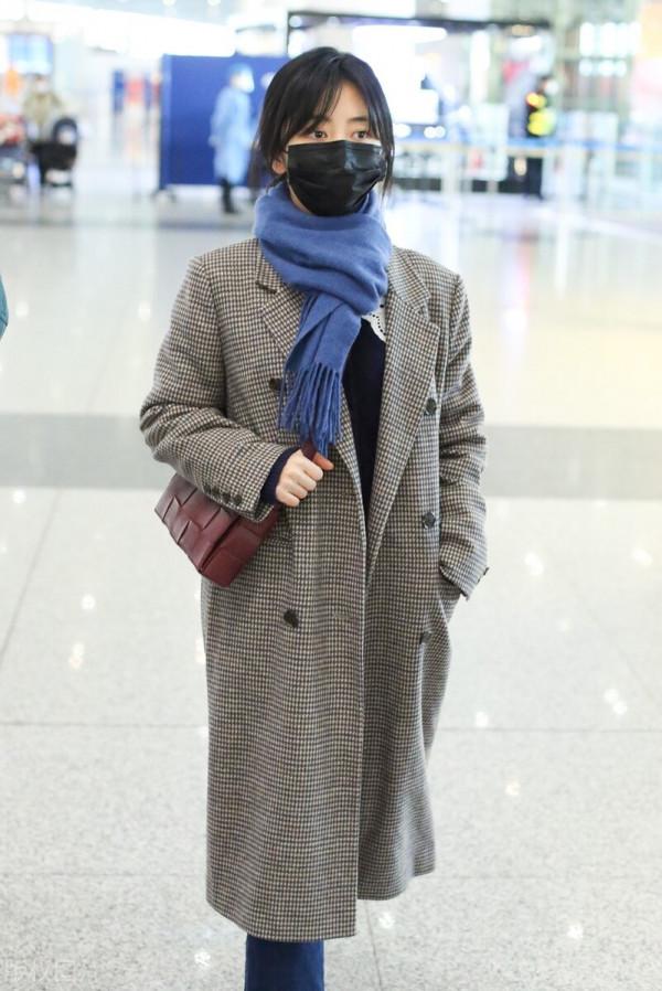 譚松韻穿格紋大衣搭配牛仔褲，系藍色圍巾，腳踩樂福鞋輕鬆隨性