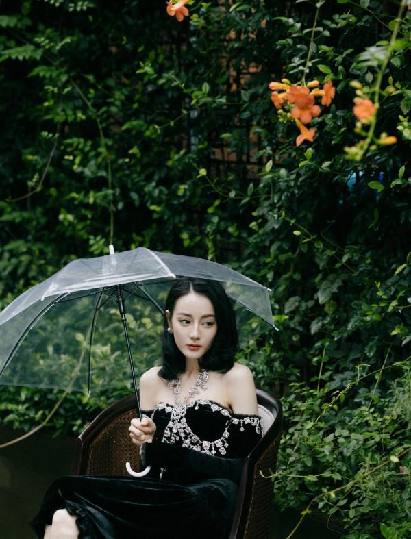 時尚：迪麗熱巴穿黑絲絨連衣裙秀直角肩