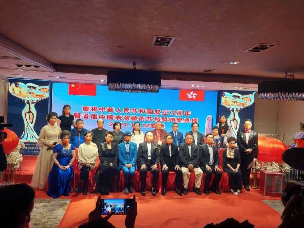 56歲雪梨近照曝光，髮型和妝容精緻狀態大好，麥潔文也罕見出鏡