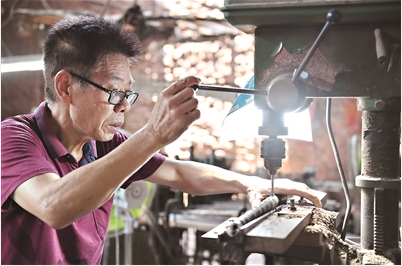 他13年前從白領到工匠 接過了這個非遺的“班” 他13年前從白領到工匠 接過了這個非遺的“班”