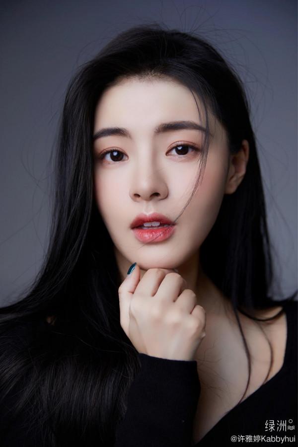 和郭富城傳過緋聞，演過《美人魚》，她還是陳鈺琪版《倚天》小昭