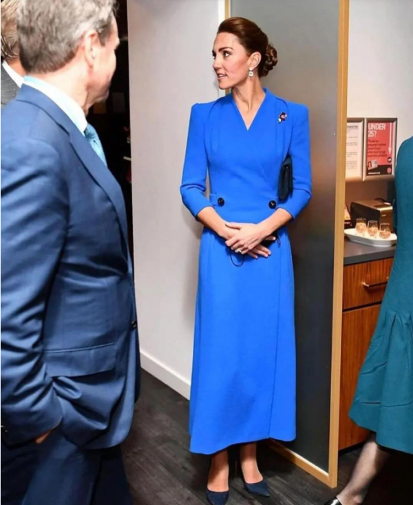 凱特又致敬戴安娜，選皇家藍出席重要場合，背影照氣質出眾又貴氣