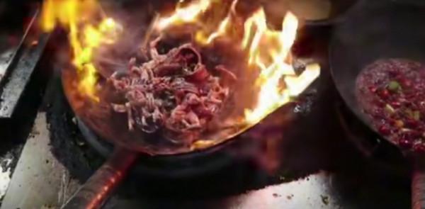 河南大姐天天炒菜8小時,破屋一年收入上千萬,來晚了吃不到 河南大姐天天炒菜8小時,破屋一年收入上千萬,來晚了吃不到