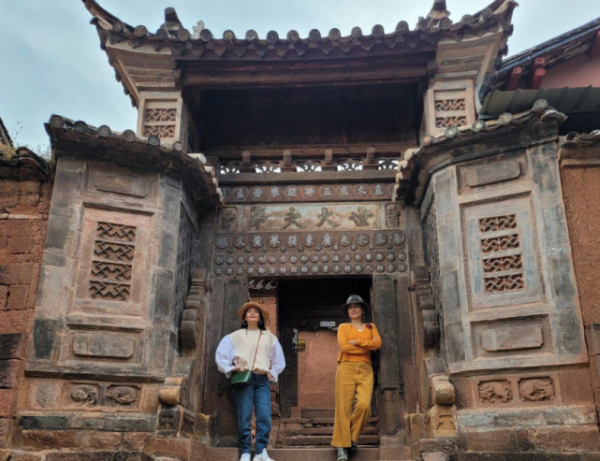 知名歌唱家龔琳娜現身雲南諾鄧古鎮