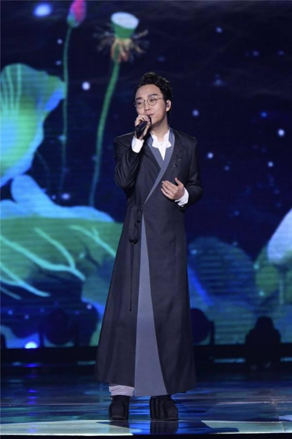 從“服務員”到“貴妃”，被辱罵的20年間，李玉剛究竟經歷了什麼