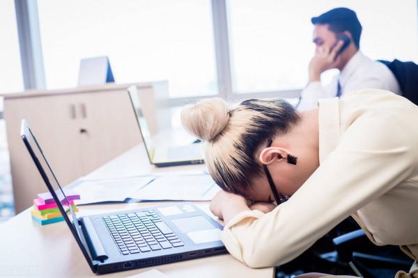 注意!辦公室午休千萬別趴著睡 注意!辦公室午休千萬別趴著睡