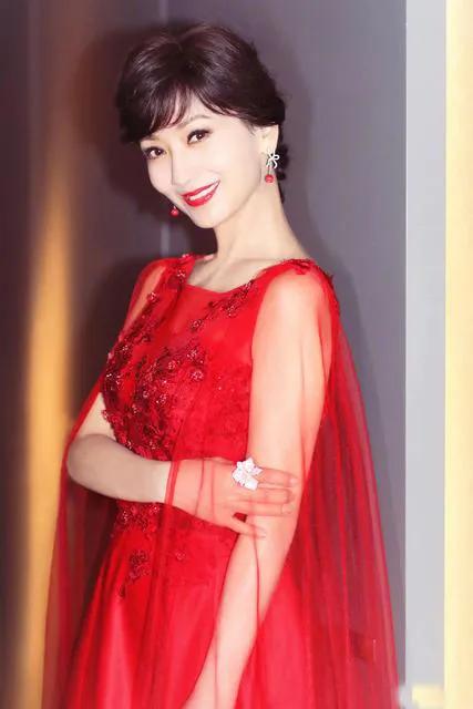 老了穿紅色和綠色真的好看，看64歲趙雅芝就知道了