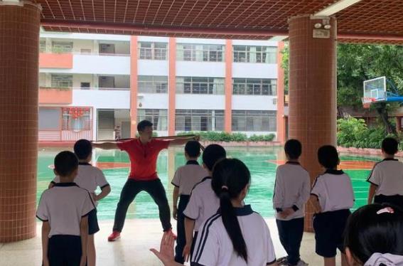 體育是數學老師教的?雙減過後體育老師火了,數學老師反過來代課 體育是數學老師教的?雙減過後體育老師火了,數學老師反過來代課