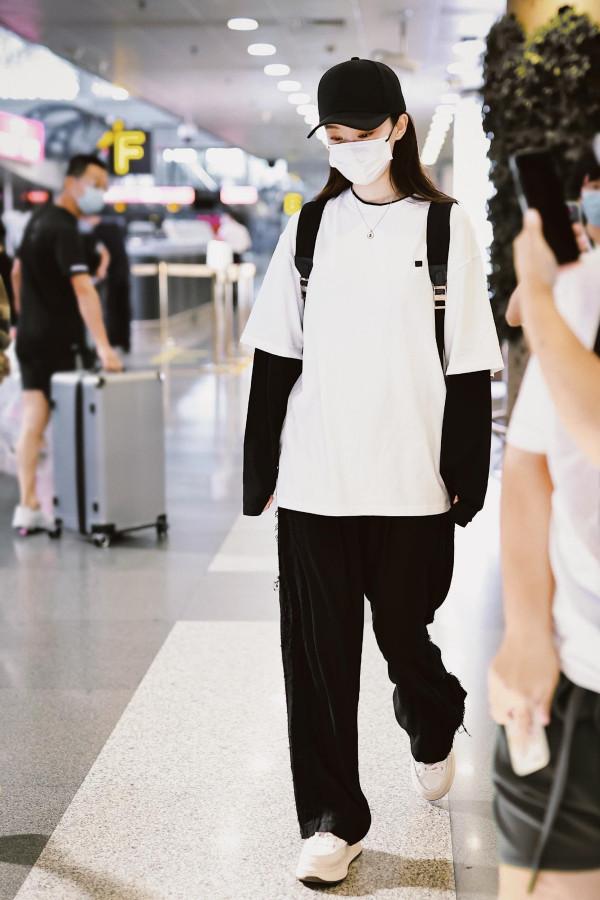 張小斐和賈玲遊環球影城,姐妹倆都瘦了,小斐穿白T恤都快撐不起 張小斐和賈玲遊環球影城,姐妹倆都瘦了,小斐穿白T恤都快撐不起