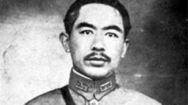 開國大典上，毛主席的身後站著一位頭戴黑帽的男子，此人是誰？