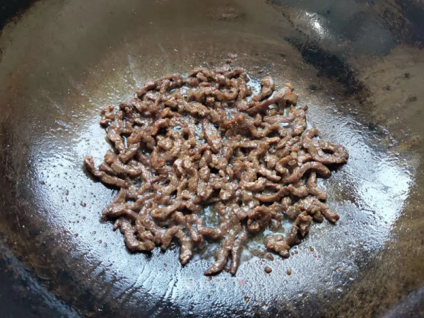 這幾道乾煸菜，焦香四溢，麻辣過癮，下酒又下飯