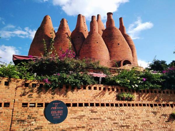雲南一奇特建築，由紅磚建造充滿異域風格，像一堆瓶子堆積在一起
