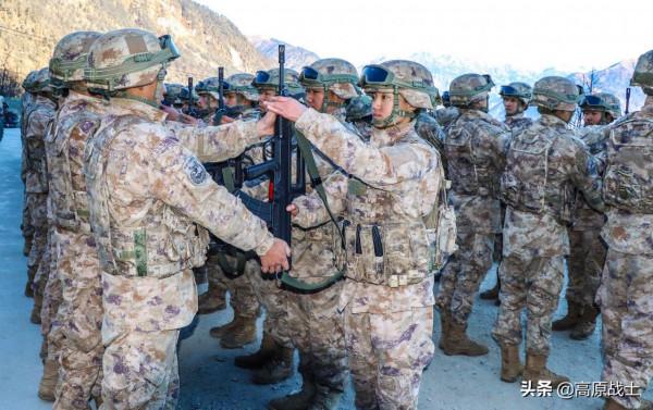 接過責任，守護榮光！ 西藏軍區某旅舉行新兵授裝儀式