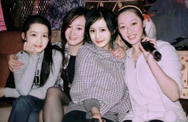 當80後美人遇到90後美人，真是一代不如一代，顏值差距一目瞭然