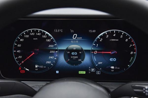 賓士E級PHEV，插電式混合動力，搭載2.0T+9AT，造型年輕時尚