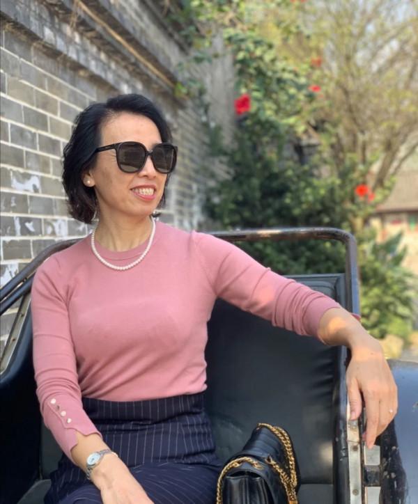 建議五六十歲的女人，日常穿搭別太花哨，不好搭配還會顯得俗氣