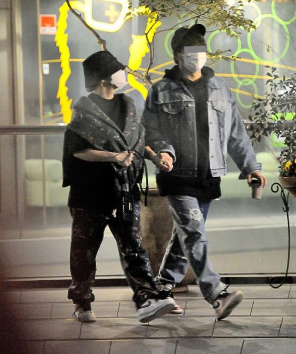 43歲濱崎步穿短蓬裙登臺，倆娃媽仍如蘿莉，手臂零贅肉筷子腿緊實