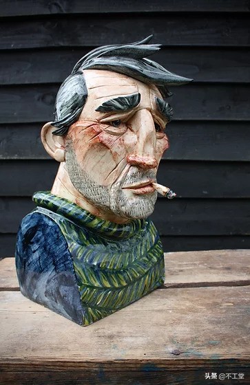 倔強堅強的陶瓷人物雕像 倔強堅強的陶瓷人物雕像