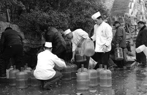 沒有什麼能阻止濟南人打泉水了 沒有什麼能阻止濟南人打泉水了
