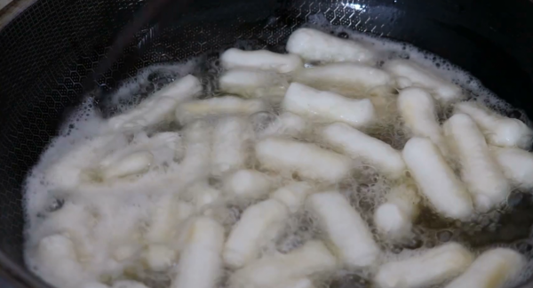 一碗糯米粉倒入鍋中，筷子一攪，秒變美食，真是高手在民間